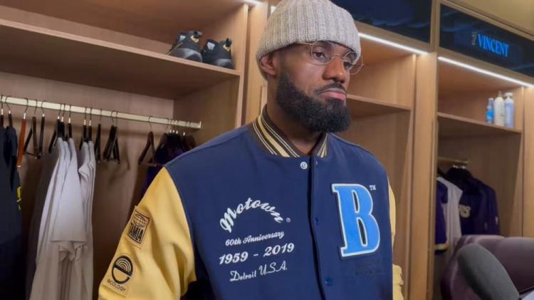 爆了！詹皇暂停斜眼瞪队友，这表情连东契奇都顶不住，何况是顿宝